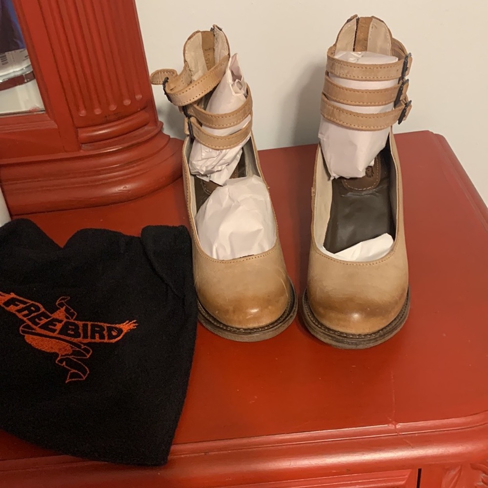 Women’s Freebird Randy style shoes. Size 9